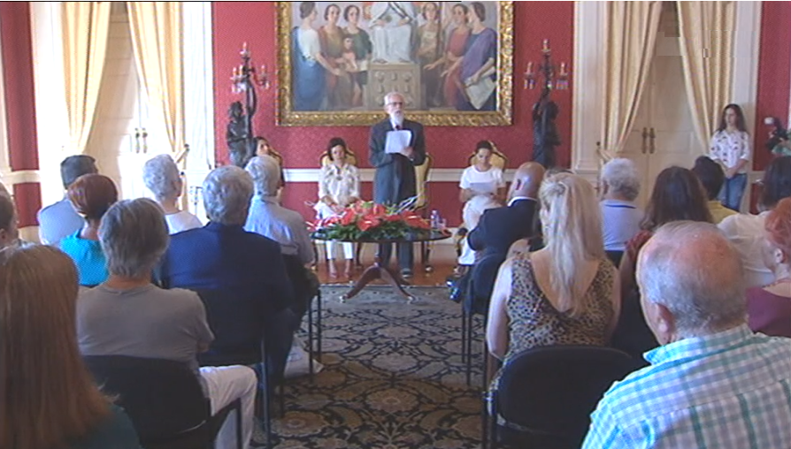 Livro “Unstill//Inquieto”