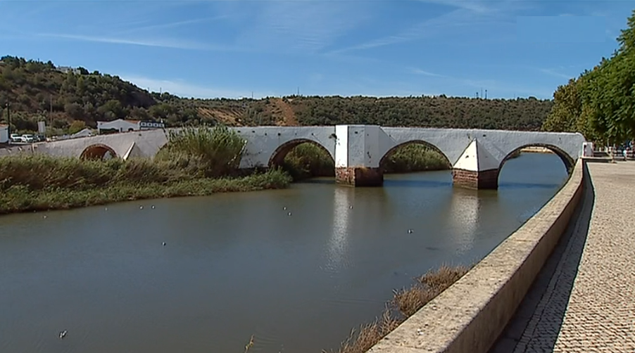 Ponte de Silves em risco de derrocada