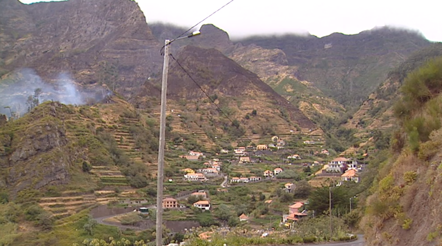 Incêndio florestal na Serra de Água