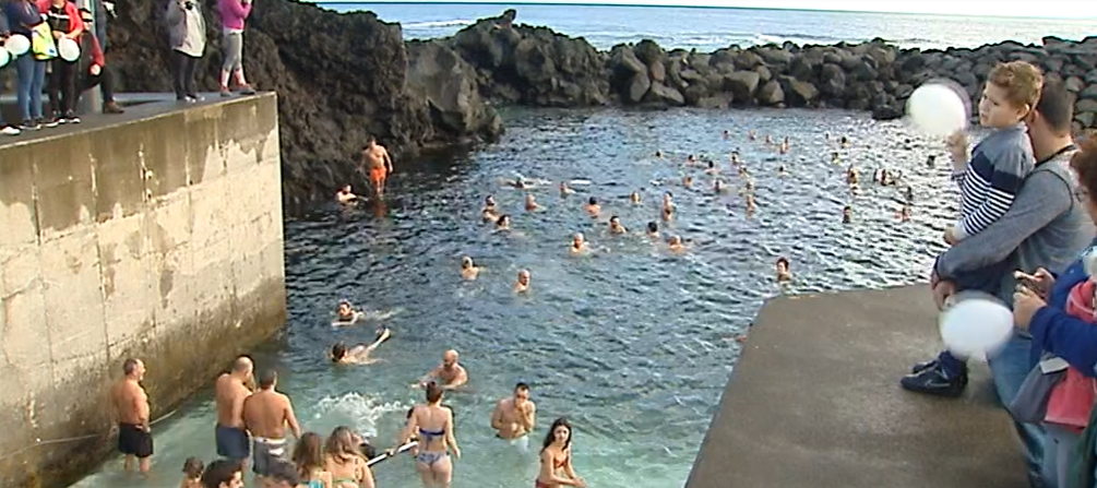 Primeiro banho do Ano em São Miguel