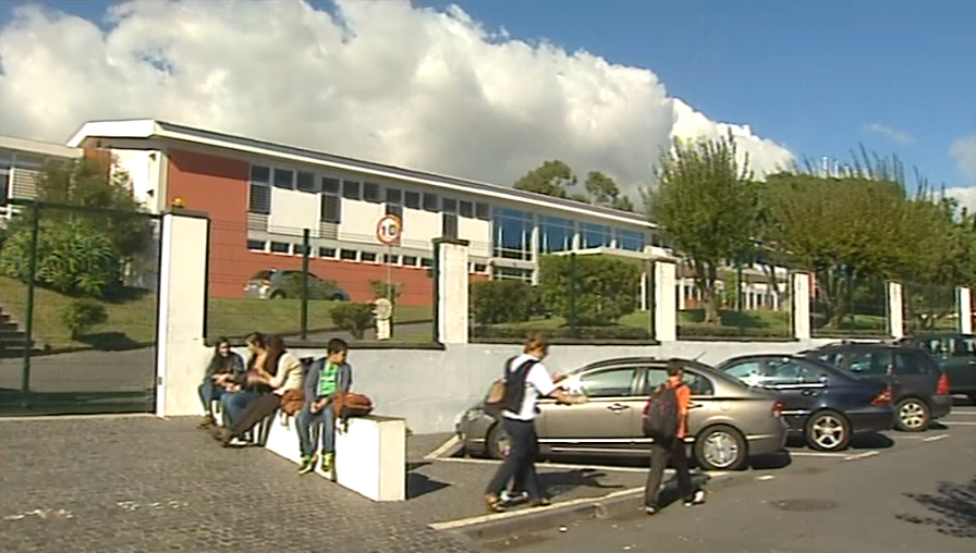 “Clube do Desassossego” em São Miguel