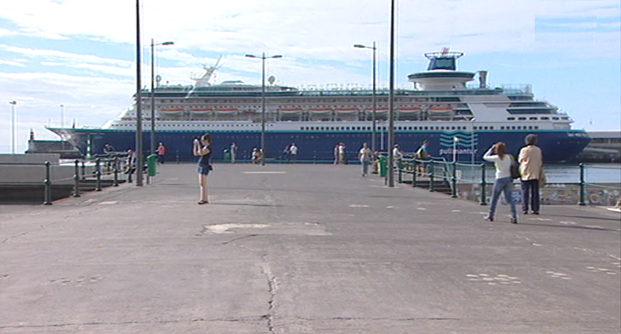 Navio Monarch fretado para cruzeiro gay faz escala no Funchal