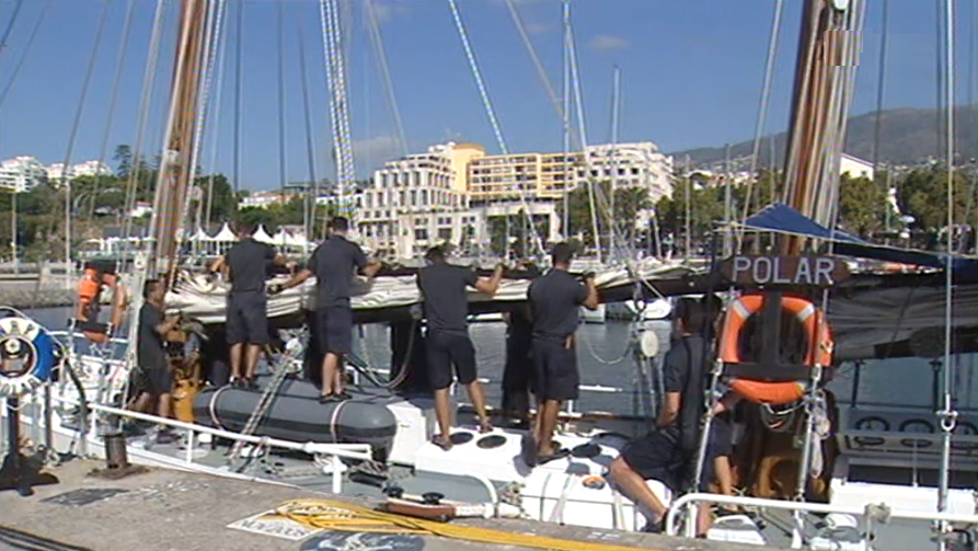 Navio escola “Polar” atracado no Funchal