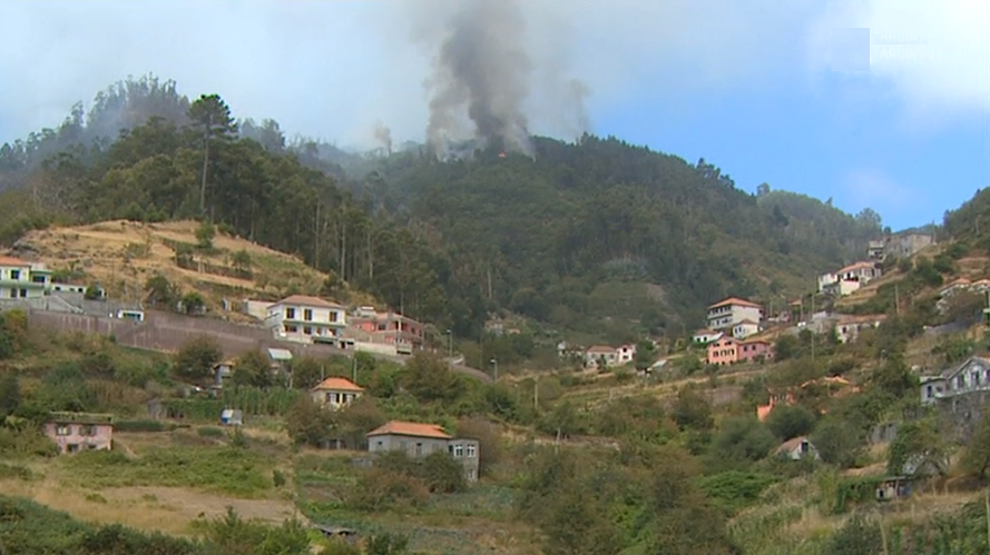 Incêndio florestal na freguesia do Jardim da Serra
