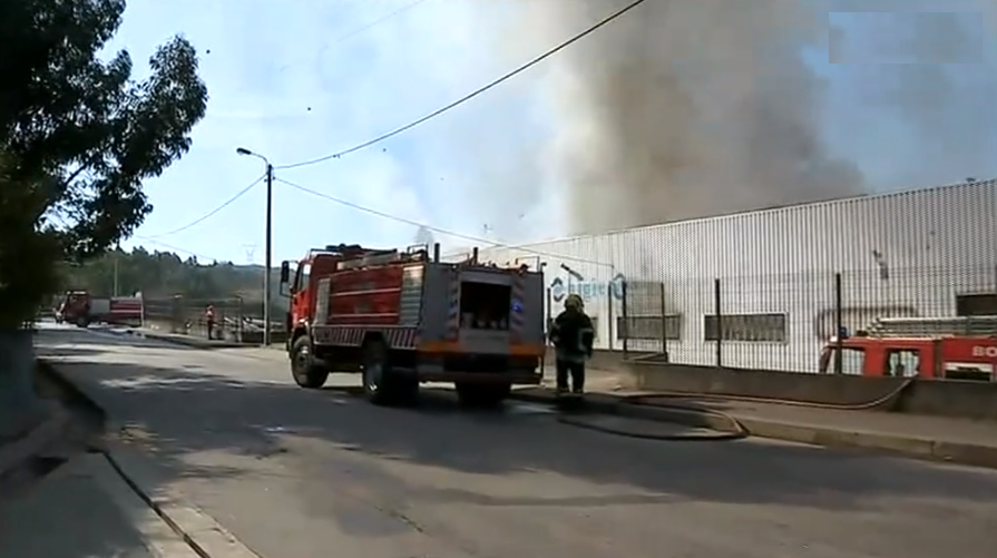 Incêndio em fábrica de papel em Valongo