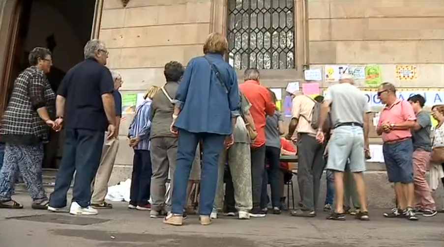 Estudantes ajudam eleitores na Catalunha