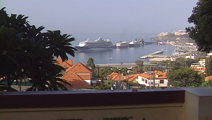Navios de passageiros no porto do Funchal