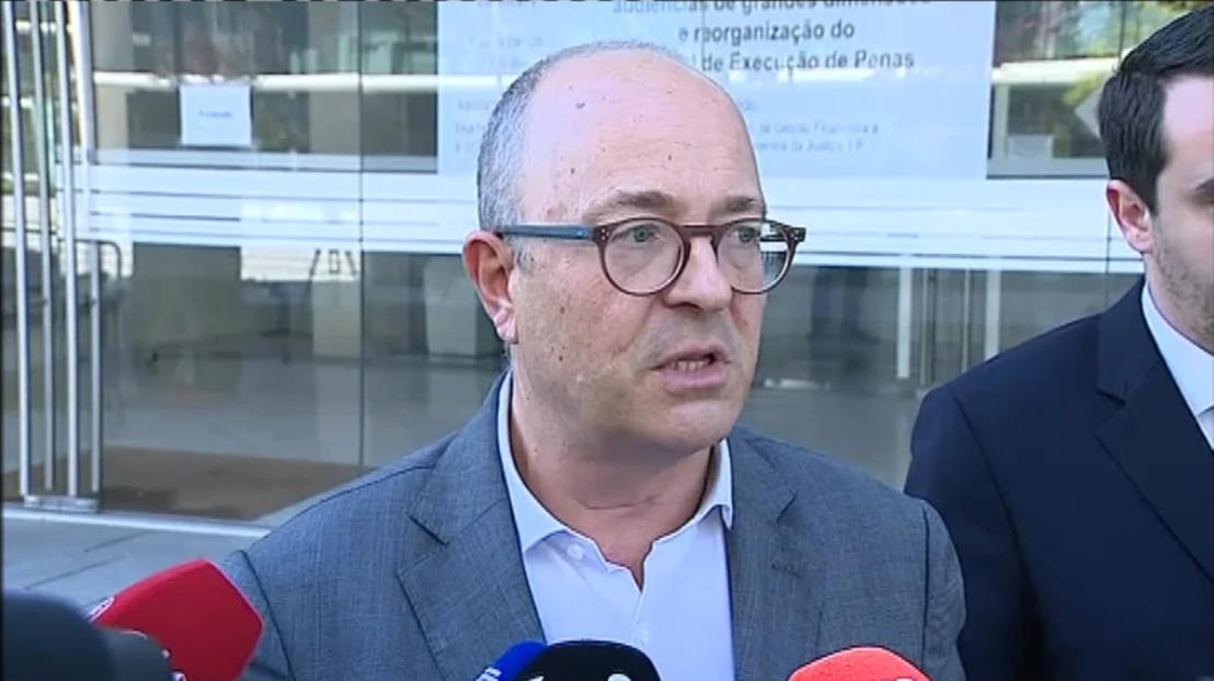 Julgamento de casal por queda fatal de criança chinesa