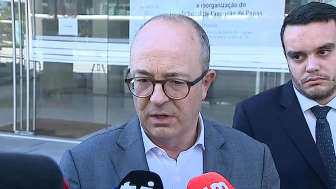 Julgamento de casal por queda fatal de criança chinesa