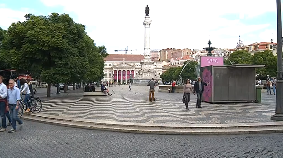 Simetrias urbanas na calçada portuguesa