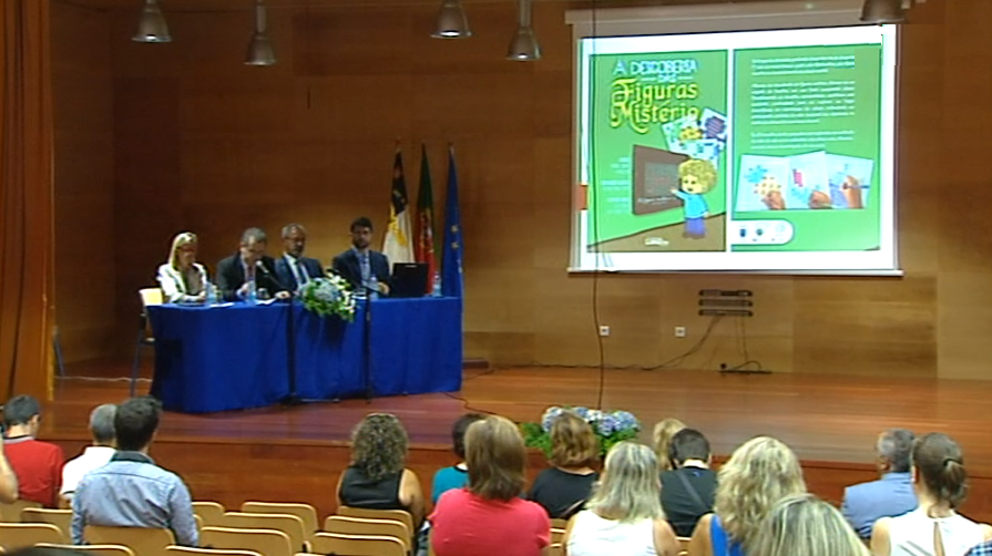 Livro escolar “À Descoberta das Figuras Mistério”