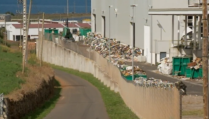 Lixeira a céu aberto na Graciosa