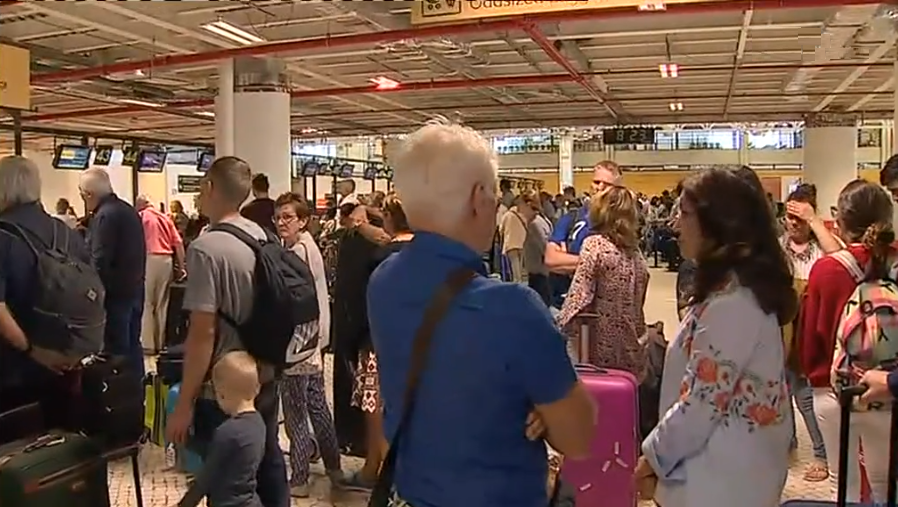 Voos da Monarch cancelados em Faro