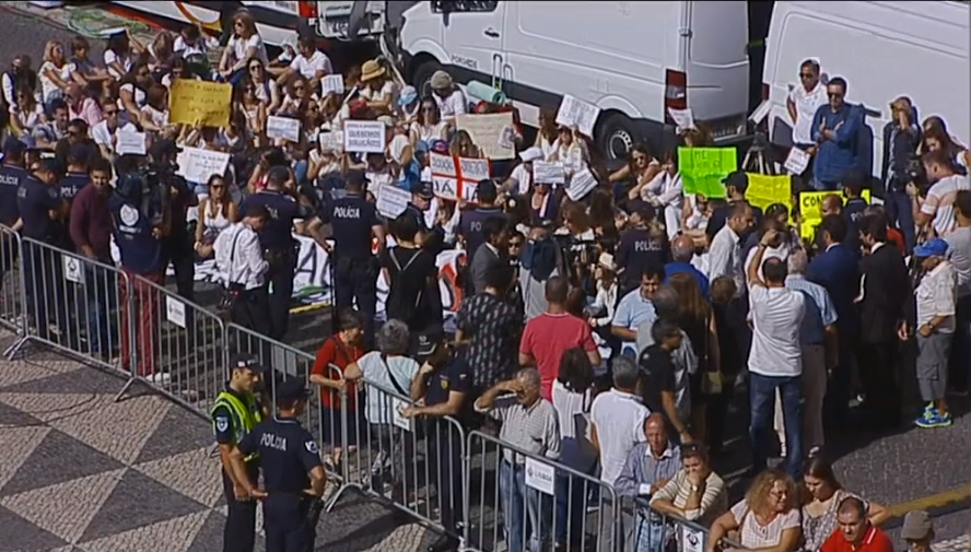 Manifestação de professores durante cerimónias do 5 de Outubro