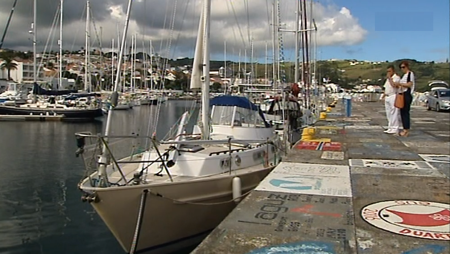 Veleiro recuperado do mar dos Açores