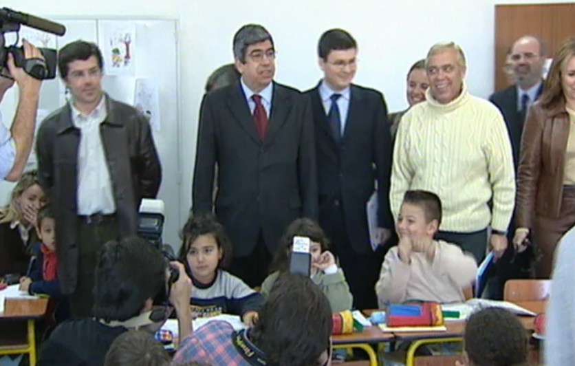 Ferro Rodrigues dedica dia de pré-campanha à Educação