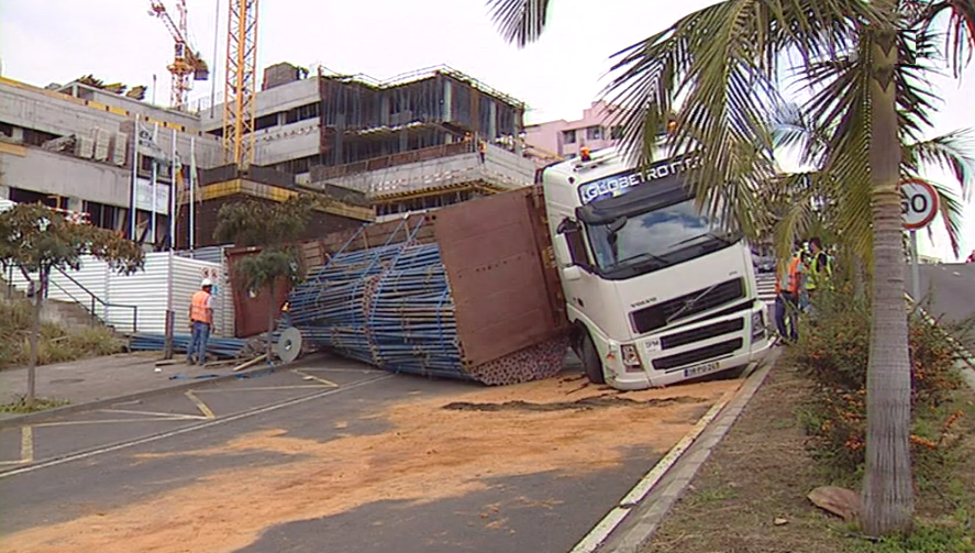 Queda da carga de camião na Ilha da Madeira
