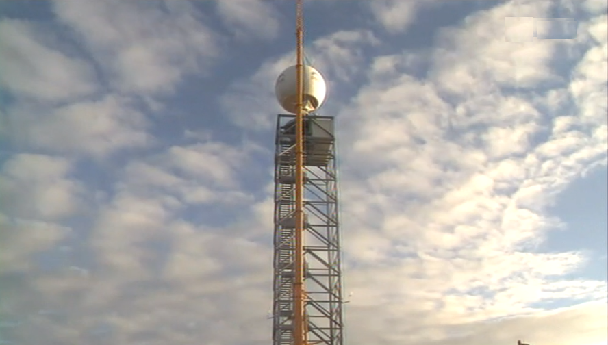 Montagem da antena do radar meteorológico no Porto Santo