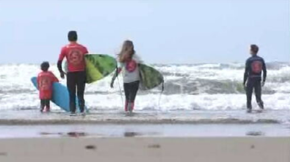 Surfistas contra quebra-mar de Matosinhos