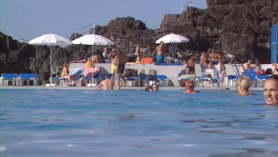 Madeirenses na praia no Outono