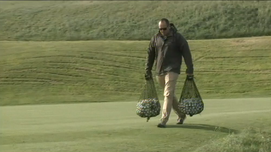 Recolha de bolas nos lagos do campo de golfe do Porto Santo