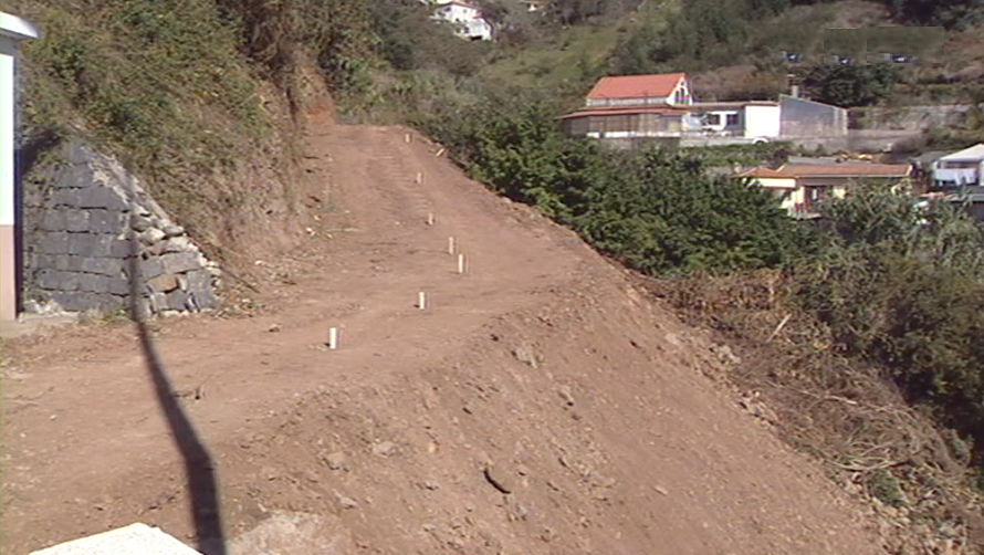 Governo regional estuda solução para a estrada inacabada cota 500