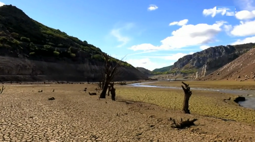Nascente do rio Douro sem água