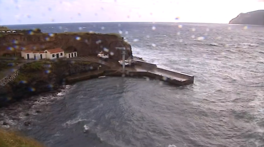 Obras no porto da ilha das Flores