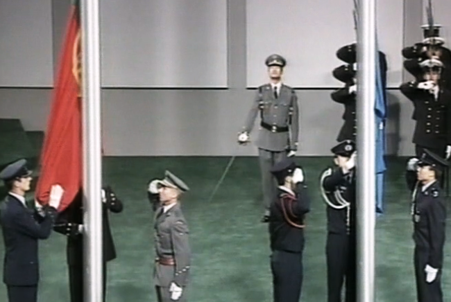 Arriar da bandeira de Portugal e substituição pela bandeira da China