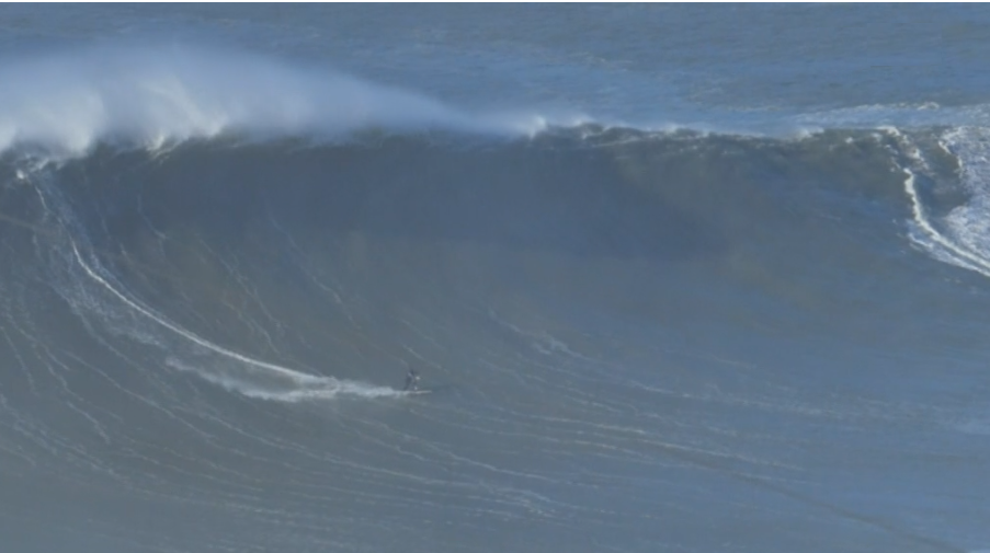 Surfista inglês é atingido por onda na Nazaré