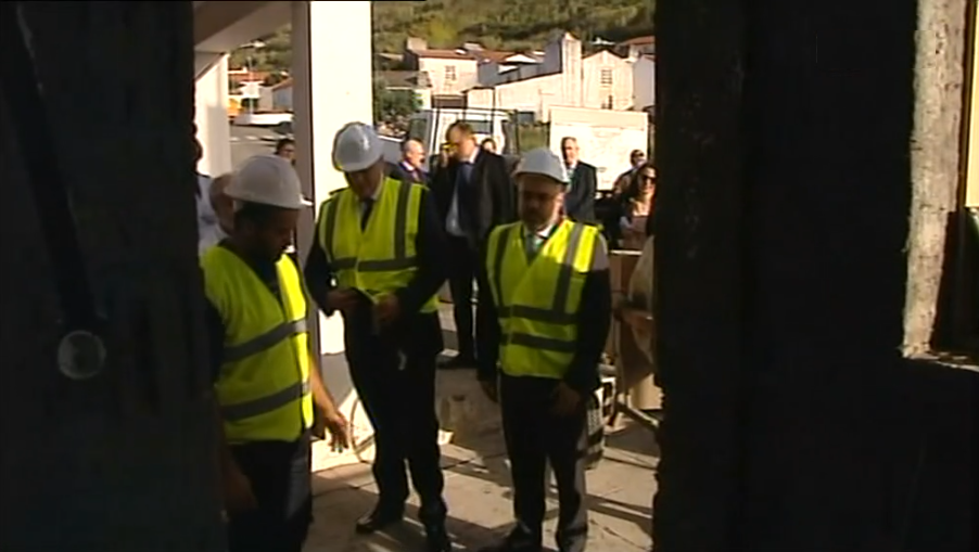 Vasco Cordeiro visita obras no centro de saúde do Corvo