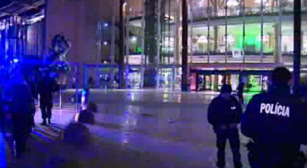 Incêndio no centro comercial Almada Fórum