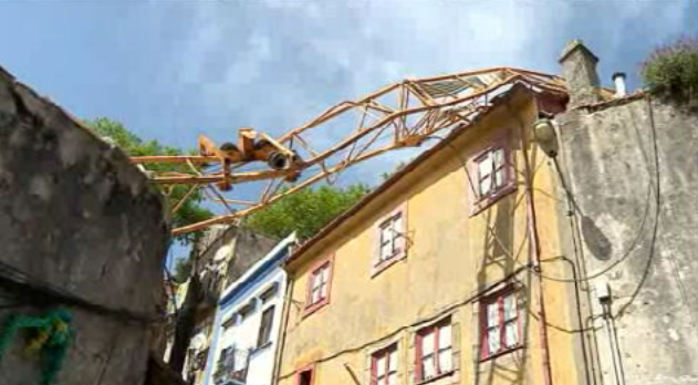 Queda de grua no Porto