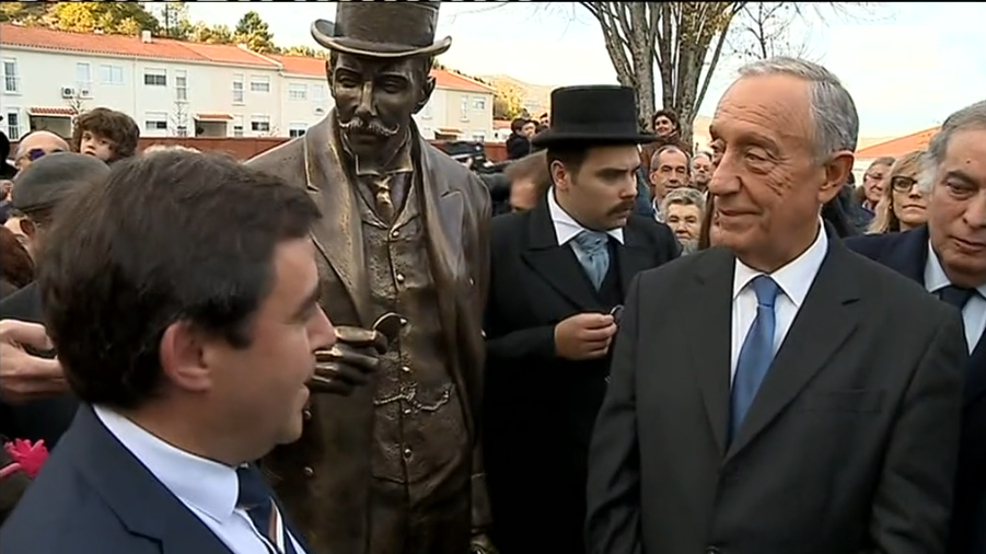 Marcelo Rebelo de Sousa inaugura a estátua de Eça de Queiroz