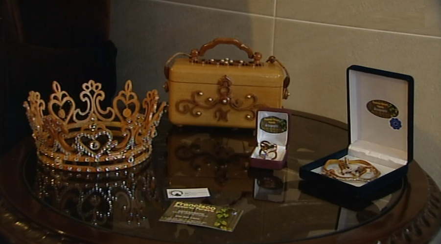 Artesão de jóias em madeira