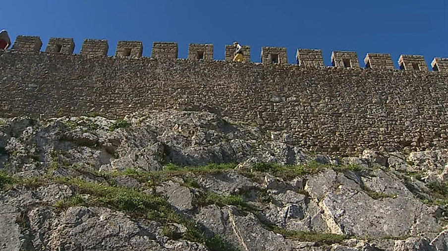 Obras na muralha de Óbidos