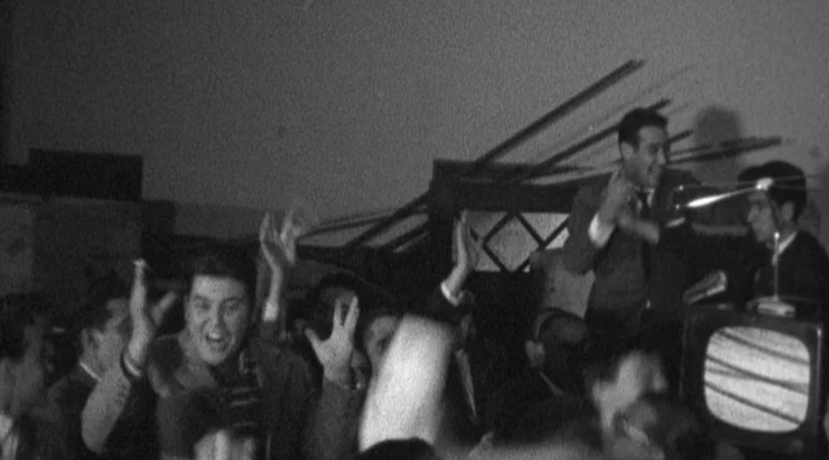 Populares assistem a emissão da RTP nas ruas