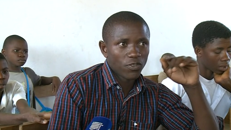 Aluno carpinteiro em Moçambique