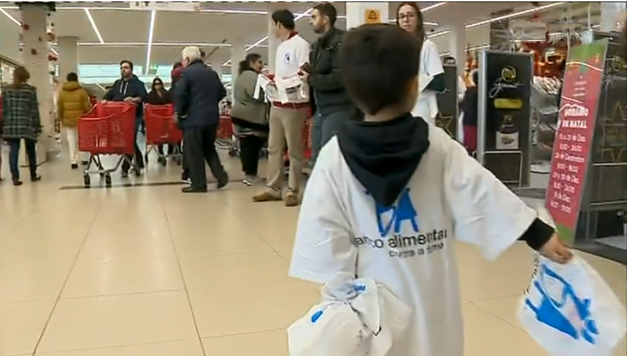 Recolha de bens alimentares em Matosinhos