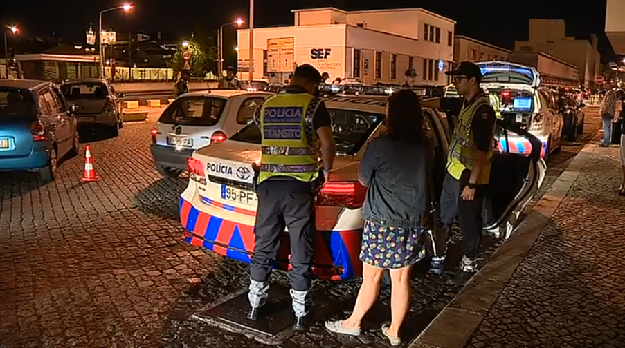 Jovens apanhados a conduzir sob o efeito de álcool