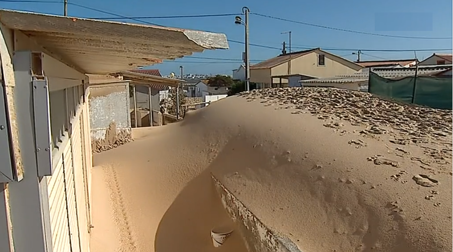Estragos na praia de Faro