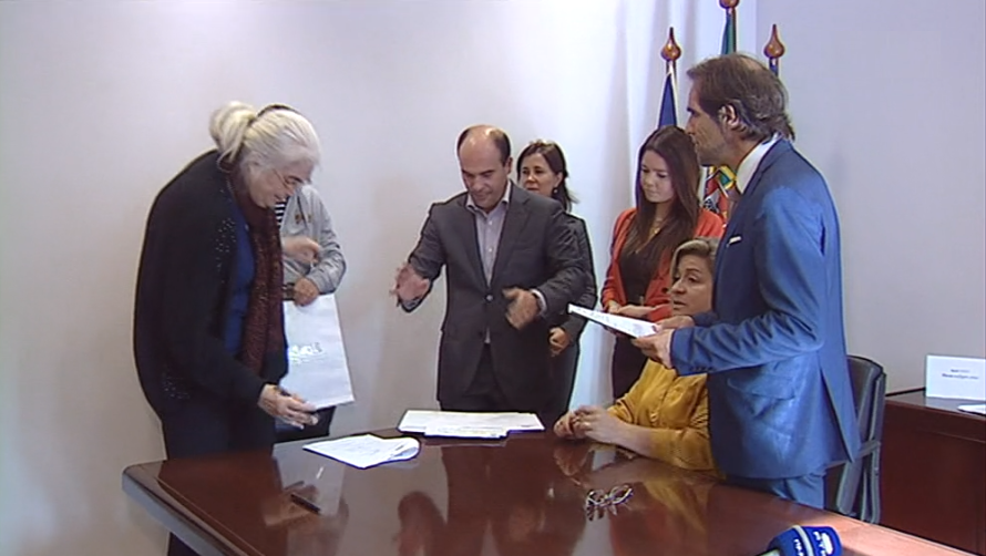 Governo entrega verbas a famílias afetadas pelos incêndios de 2016