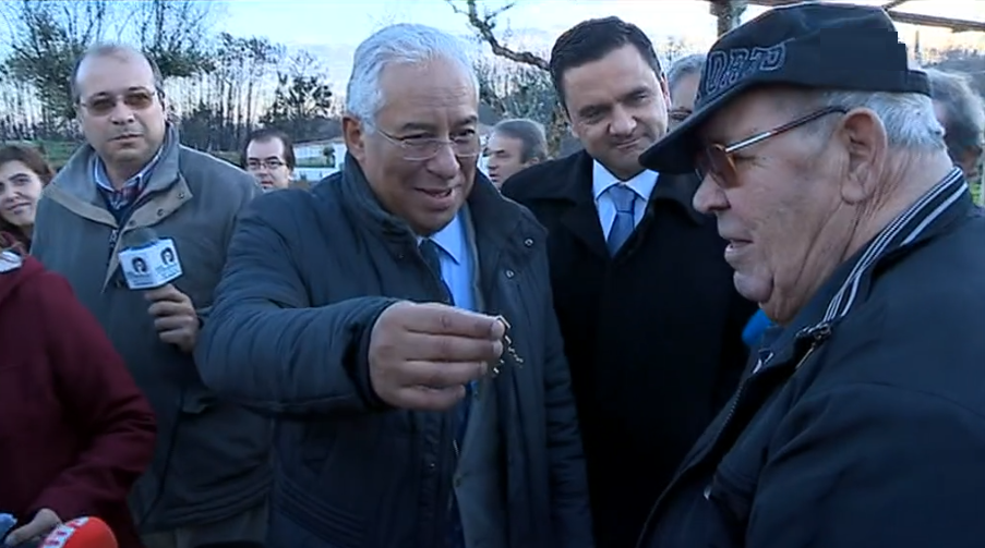 Entrega de casas a vítimas dos incêndios