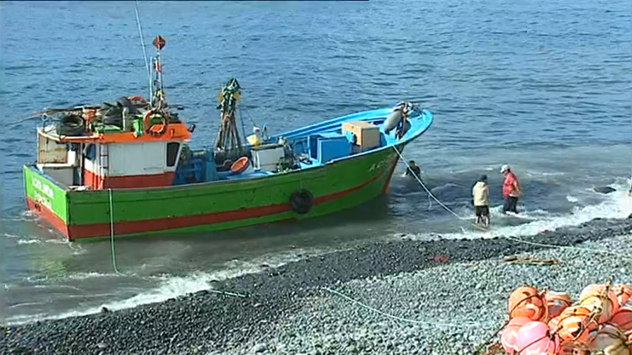 Embarcação “Aciolinda” encalha na praia Formosa