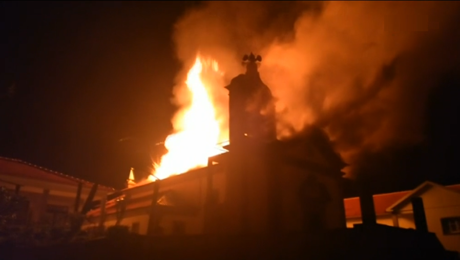 Incêndio destrói igreja em Ponte da Barca