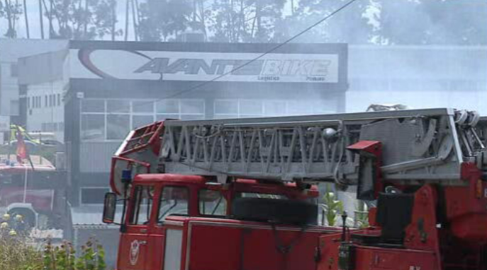 Incêndio numa fábrica de bicicletas