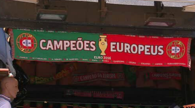 Futebol: adeptos da Seleção Nacional no Porto