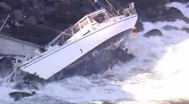 Veleiro encalhado na Ilha do Faial