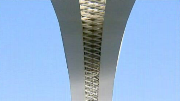 Queda de revestimento na Ponte da Arrábida