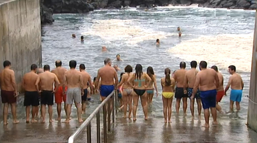 Primeiro banho do ano na Ilha de São Miguel